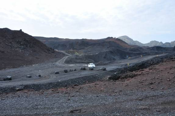 Dirigindo em terras extremamente novas criadas pela última erupção do vulcão Eldfell, na ilha de Heimaey, no sul da Islândia